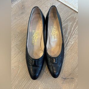 Vntg Salvatore Ferragamo Black Leather Low Pump 7N